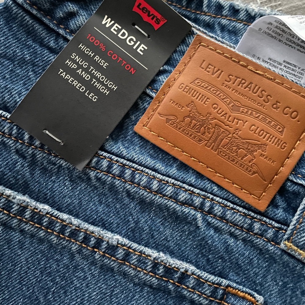 Levi’s Wedgie Iconic Fit Straight Leg Jean in Oxnard Athens Shut It (Med. Wash)